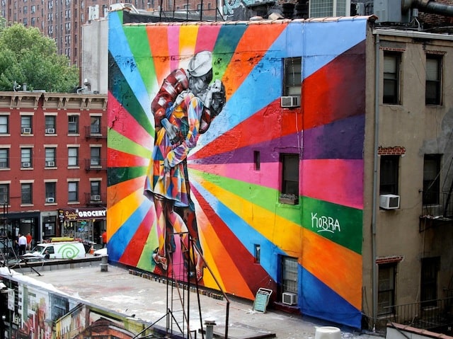 street-art-eduardo-kobras-mural-of-alfred-eisenstaedts-photo-day-in-times-square-chelsea-nyc-usa-mini