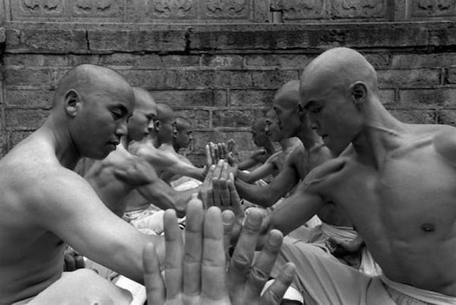 shaolin-monks-training-tomasz-gudzowaty-0004