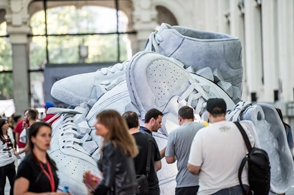 nike _come_out_in_force_sneakerball_sculpture_in_madrid_spain_2014_05