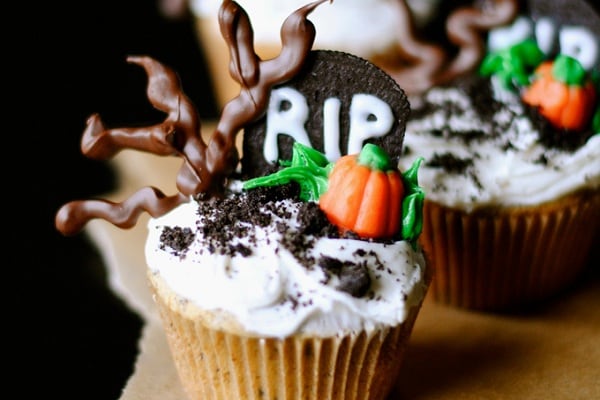 graveyard-cupcakes-from-how-to-simplify