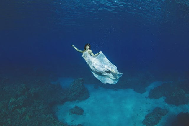 the-underwater-wedding-portraits_4