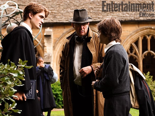 robert pattinson (left), director mike newell, and radcliffe, harry potter and the goblet of fire (2005) image credit: murray close 