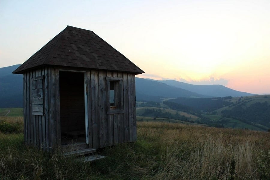 the-most-beautiful-abandoned-cabins-waiting-for-owners-to-come-10