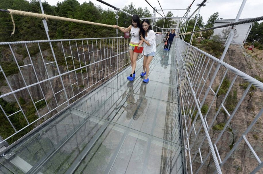 longest-glass-walkway-bridge-scary-shiniuzhai-geopark-china-13