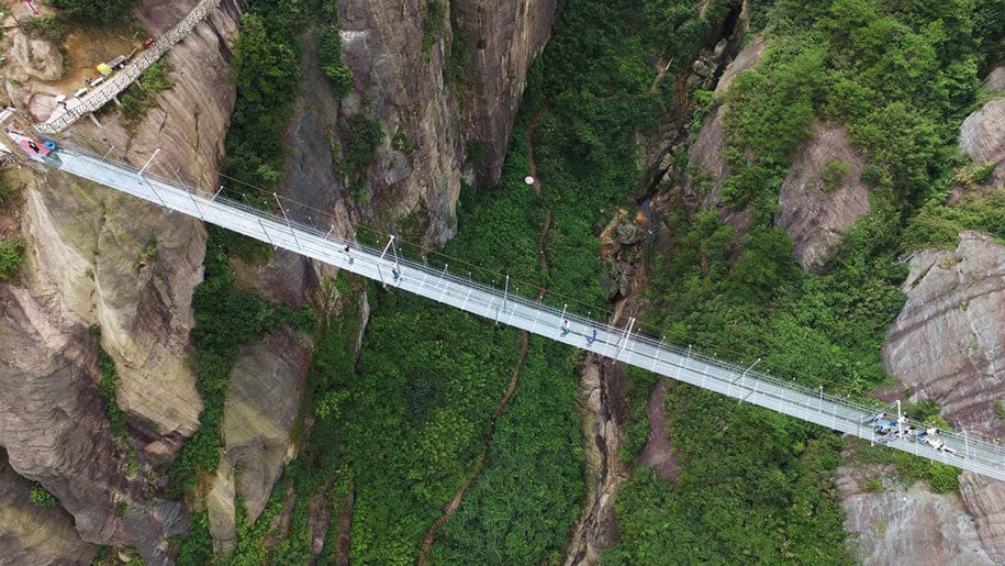 longest-glass-walkway-bridge-scary-shiniuzhai-geopark-china-6